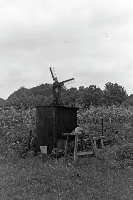 Framed Print : Windmühle. Kleine Windmühle an einem Feld, Deutschland 1930er Jahre. Framed Print : Windmühle. Kleine Windmühle an einem Feld, Deutschland 1930er Jahre.