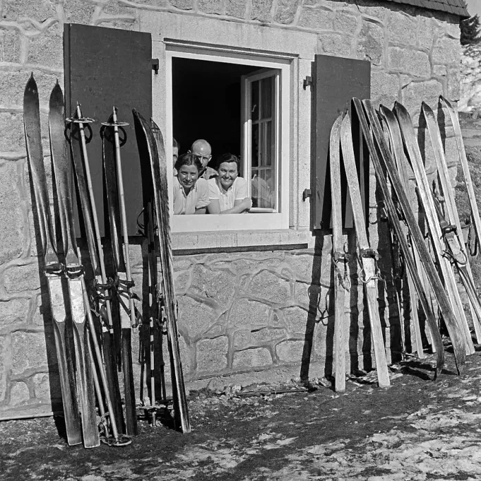 Impresión enmarcada : Winter. Esquiadores se ríen desde la ventana de una cabina de esquí en Impresión enmarcada : Winter. Esquiadores se ríen desde la ventana de una cabina de esquí en