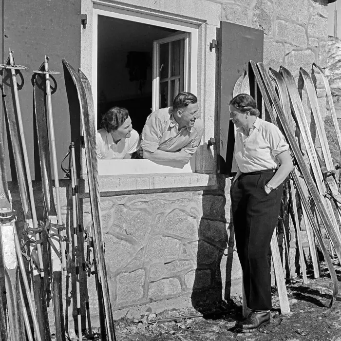 Gerahmter Druck : Winter. Schlittenfahrtler unterhalten sich durch das Fenster einer Schneehütte Gerahmter Druck : Winter. Schlittenfahrtler unterhalten sich durch das Fenster einer Schneehütte