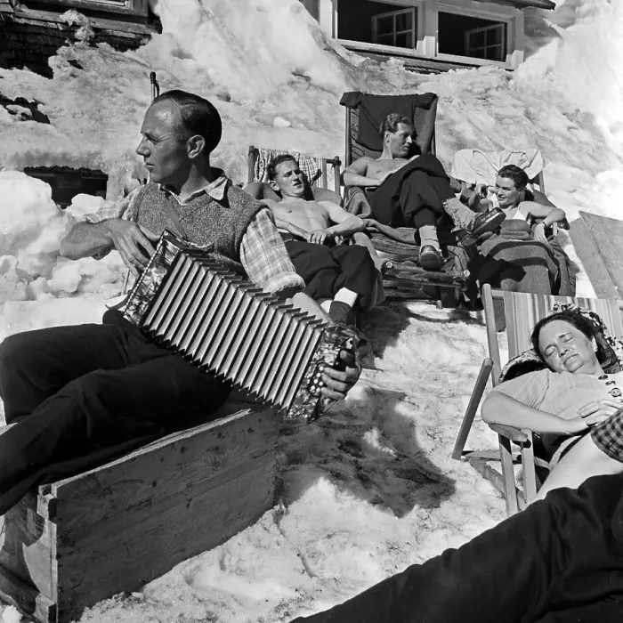 Impression encadrée : Winter. Un employé du Feldbergerhof Hotel entretenait les invités en jouant Impression encadrée : Winter. Un employé du Feldbergerhof Hotel entretenait les invités en jouant