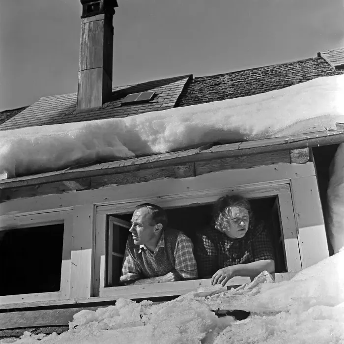 Framed Print : Winter. Eine Frau und ein Mann schauen aus ihrem Dachfenstern, Deutschland 1930er Jahre Framed Print : Winter. Eine Frau und ein Mann schauen aus ihrem Dachfenstern, Deutschland 1930er Jahre