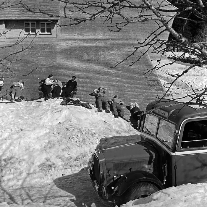 Impresión enmarcada : Winter. El postbus al Feldberg trae nuevos turistas de esquí a la zona
