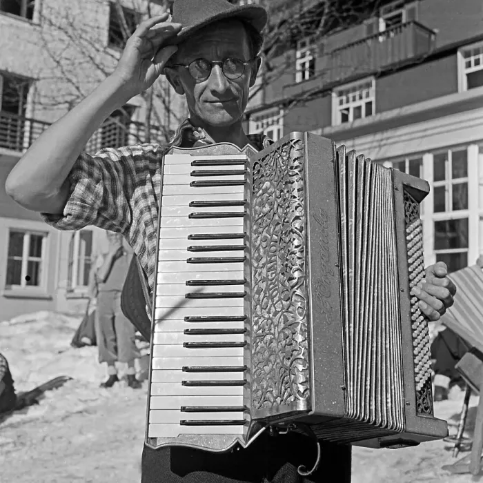 Gerahmter Druck : Winter. Der Akkordespiele von dem Hotel Feldbergerhofs begleiten die Ski-Fahrtner Gerahmter Druck : Winter. Der Akkordespiele von dem Hotel Feldbergerhofs begleiten die Ski-Fahrtner