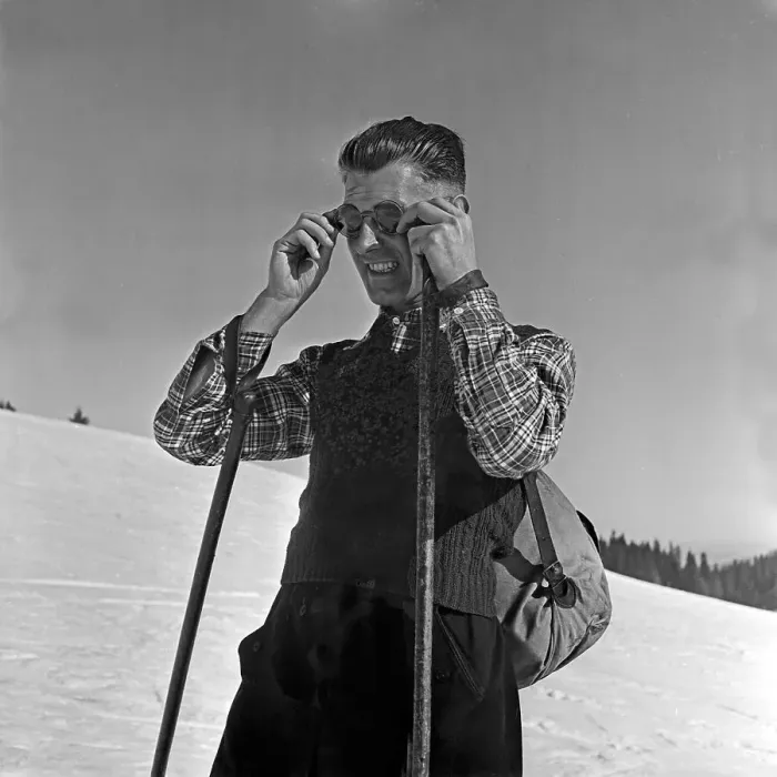 Impression encadrée : Winter. Un skieur ajuste sa lunette de soleil, Allemagne années 1930 Impression encadrée : Winter. Un skieur ajuste sa lunette de soleil, Allemagne années 1930