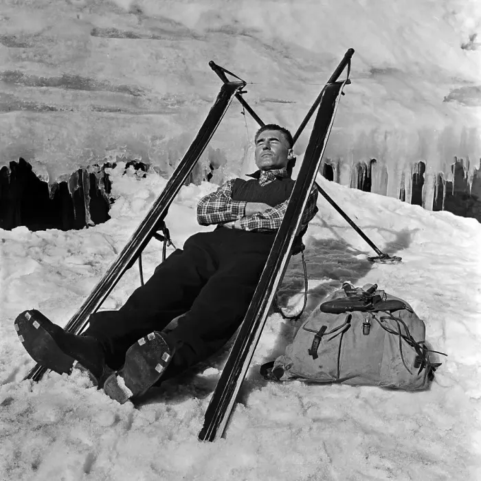 Impression encadrée : Winter. Un skieur de vacances s'est construit un siège à partir de ses