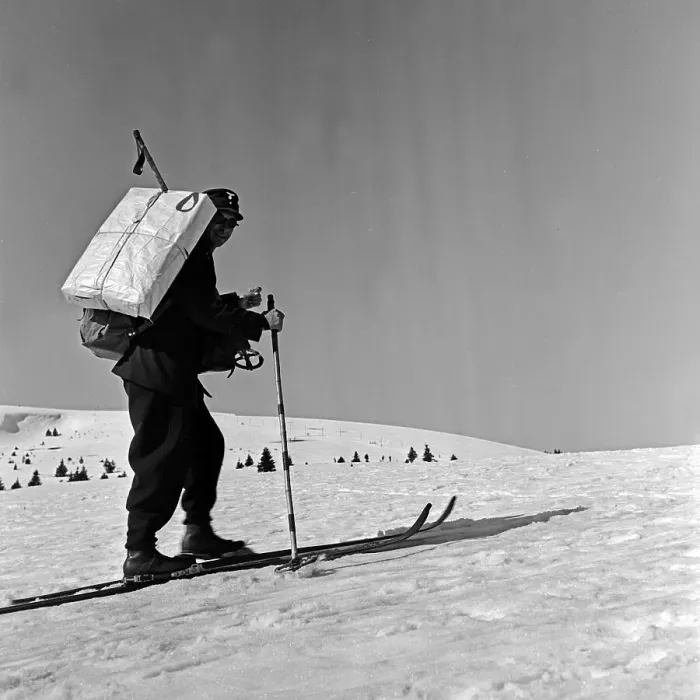 Gerahmter Druck : Winter. In dem tief verschneitten Feldberger Gebiet geht der Postmann mit Gerahmter Druck : Winter. In dem tief verschneitten Feldberger Gebiet geht der Postmann mit