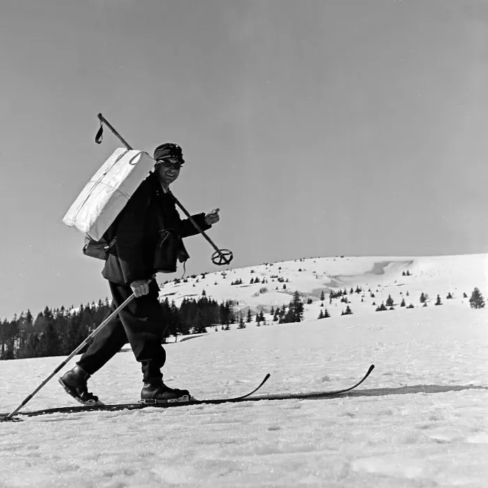 Framed Print : Winter. Im tief verschneiten Feldberggebiet kommt der Briefträger auf Skiern Framed Print : Winter. Im tief verschneiten Feldberggebiet kommt der Briefträger auf Skiern