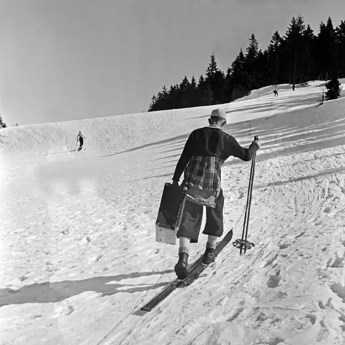 Framed Print : Winter. Ein Tourist kommt mit seinem Koffer auf Skiern zum Hotel, Deutschland 1930er Jahre Framed Print : Winter. Ein Tourist kommt mit seinem Koffer auf Skiern zum Hotel, Deutschland 1930er Jahre