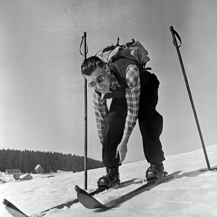 Impression encadrée : Winter. Un skieur ajuste le nœud de son chaussure de ski en Allemagne dans les années 1930