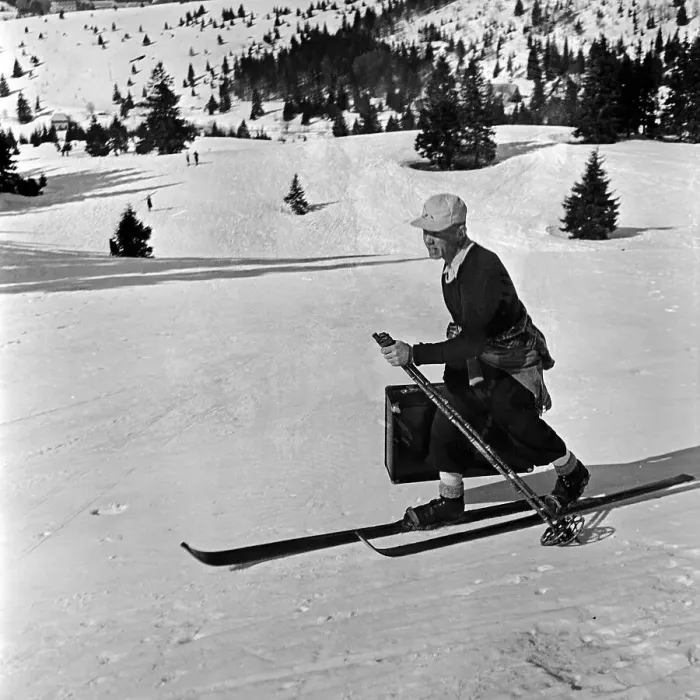 Framed Print : Winter. Ein Tourist kommt mit seinem Koffer auf Skiern zum Hotel, Deutschland 1930er Jahre Framed Print : Winter. Ein Tourist kommt mit seinem Koffer auf Skiern zum Hotel, Deutschland 1930er Jahre