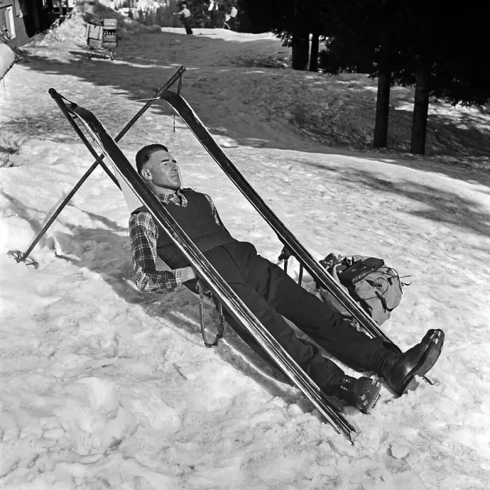Impression encadrée : Winter. Un skieur de vacances s'est construit un siège à partir de ses Impression encadrée : Winter. Un skieur de vacances s'est construit un siège à partir de ses