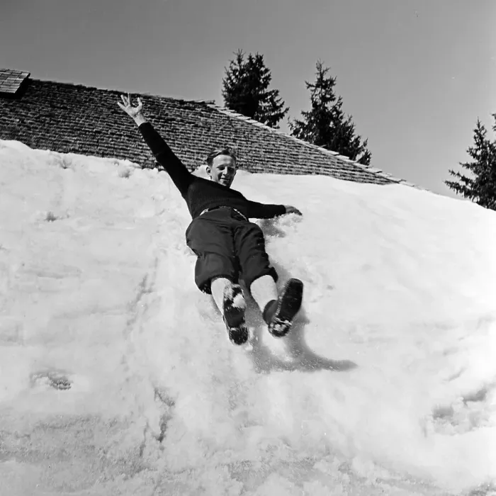 Framed Print : Winter. Ein fröhlicher Skiurlauber rutscht auf dem Hosenboden das verschneite Framed Print : Winter. Ein fröhlicher Skiurlauber rutscht auf dem Hosenboden das verschneite
