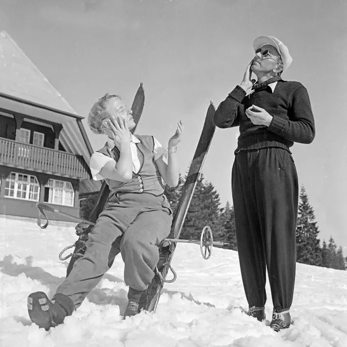 Gerahmter Druck : Winter. Zwei Skiläufer verwenden Sonnenschutzcreme im Jahrzehnt vor dem Gerahmter Druck : Winter. Zwei Skiläufer verwenden Sonnenschutzcreme im Jahrzehnt vor dem