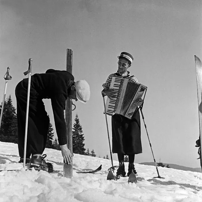Gerahmter Druck : Winter. Der Akkordespiele von dem Hotel Feldbergerhoof begleitete die Ski-Fahrtner Gerahmter Druck : Winter. Der Akkordespiele von dem Hotel Feldbergerhoof begleitete die Ski-Fahrtner