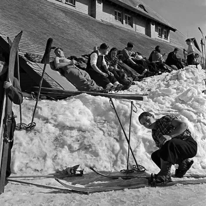 Gerahmter Druck : Winter. Skiläufer bei der Sonnenschein am Dach eines Skihauses in Deutschland