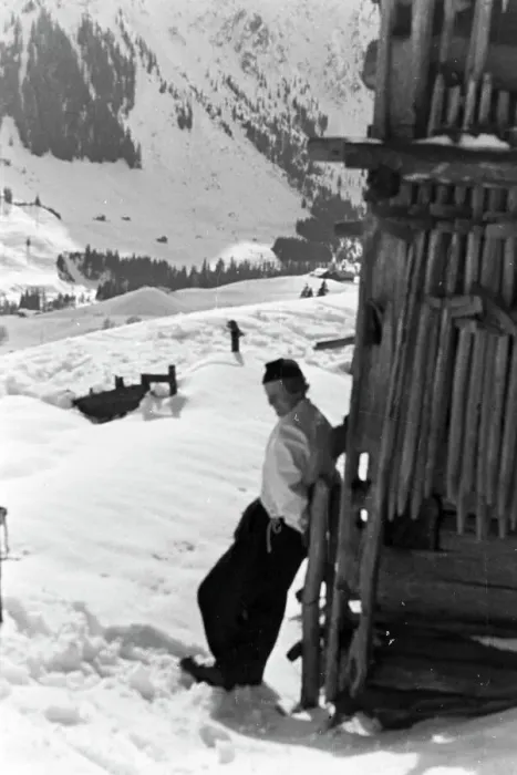 Impression encadrée : Winterlànde avec une skieuse, République allemande des années 1930 Impression encadrée : Winterlànde avec une skieuse, République allemande des années 1930