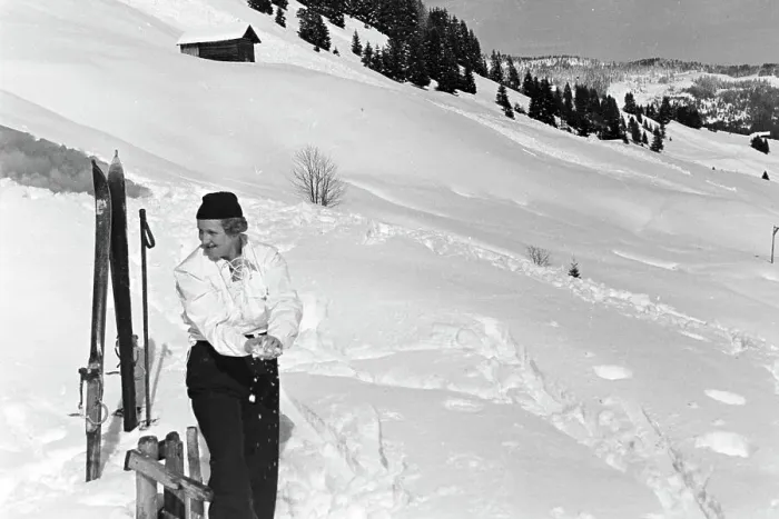Impresión enmarcada : Winter. Escena de invierno con esquiadora, Alemania décadas de 1930 Impresión enmarcada : Winter. Escena de invierno con esquiadora, Alemania décadas de 1930
