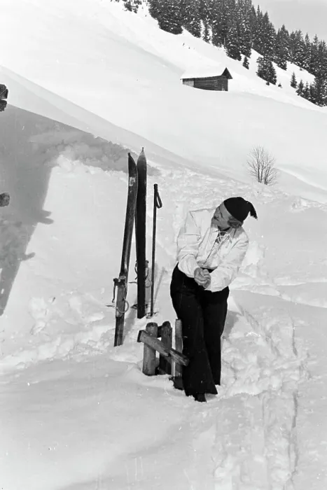 Impression encadrée : Winterlànde avec une skieuse, République de l'Allemagne des années 1930 Impression encadrée : Winterlànde avec une skieuse, République de l'Allemagne des années 1930