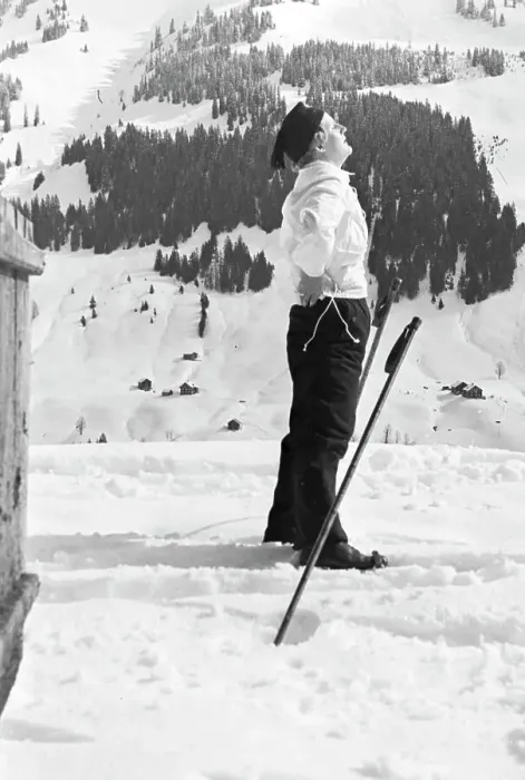 Impression encadrée : Winterlàndescape avec une patineuse, République allemande des années 1930 Impression encadrée : Winterlàndescape avec une patineuse, République allemande des années 1930