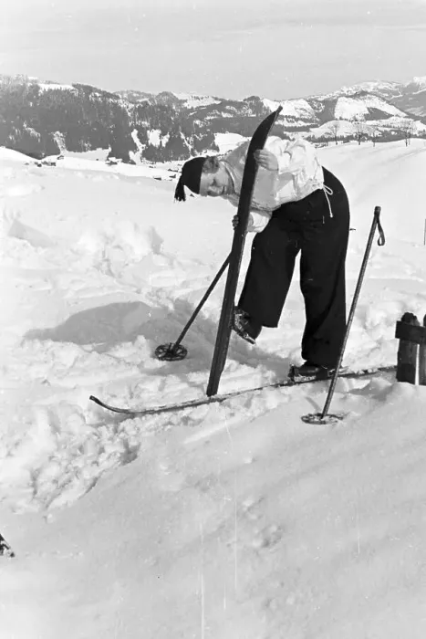 Impresión enmarcada : Winter. Escenario de invierno con esquiadora, Alemania décadas de 1930 Impresión enmarcada : Winter. Escenario de invierno con esquiadora, Alemania décadas de 1930