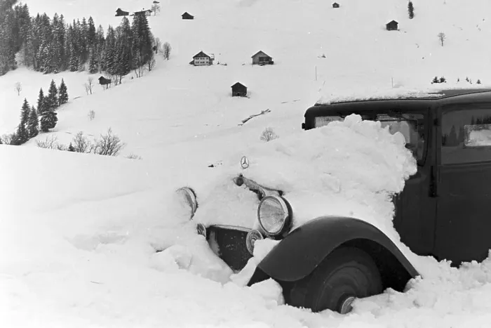Framed Print : Winter. Autoverkehr in einer verscheiten Winterlandschaft, Deutschland 1930er Jahre Framed Print : Winter. Autoverkehr in einer verscheiten Winterlandschaft, Deutschland 1930er Jahre