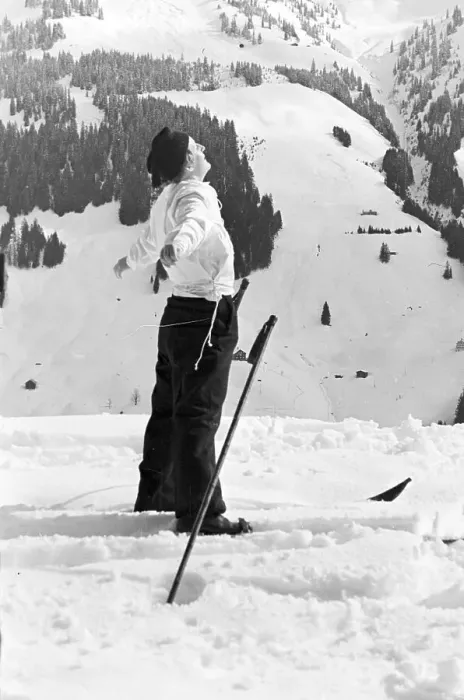 Gerahmter Druck : Winterlandschaft mit Skifahrerin in den 1930er Jahren, Deutsches Reich.