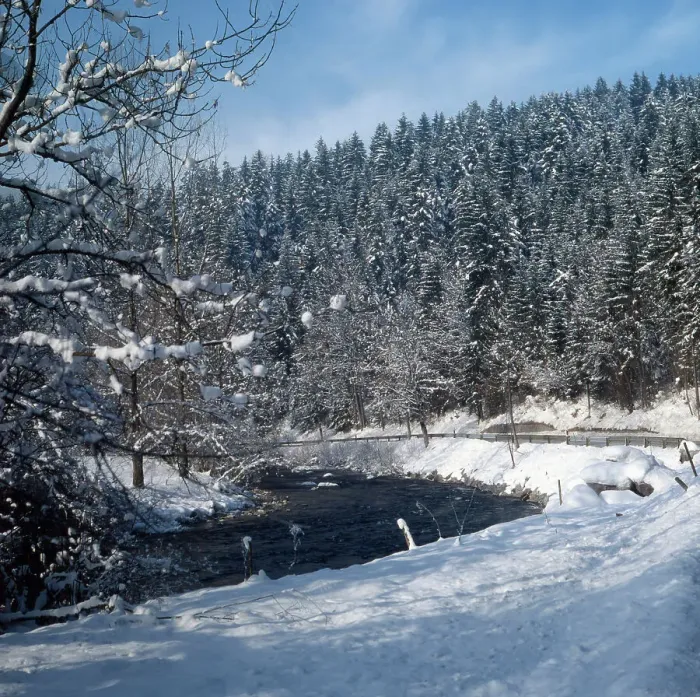 Gerahmter Druck : Eisiger Winterfluss