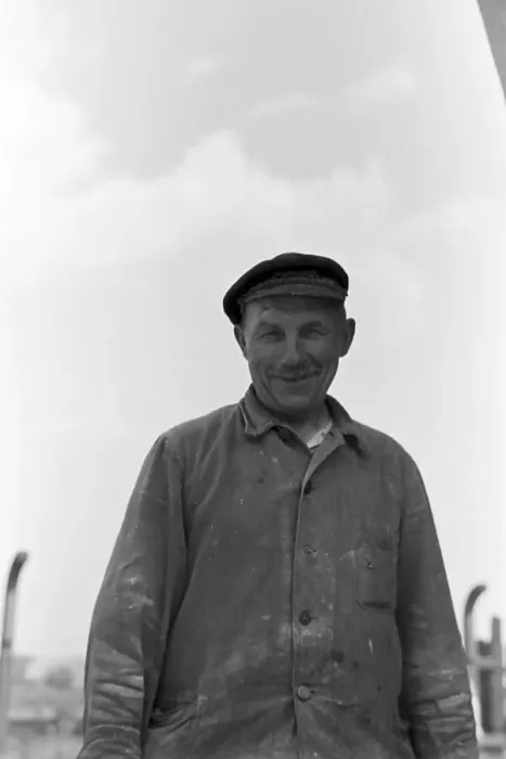 Framed Print : Witten. Handwerker bei der Arbeit, Witten, Deutsches Reich 1930er Jahre Framed Print : Witten. Handwerker bei der Arbeit, Witten, Deutsches Reich 1930er Jahre