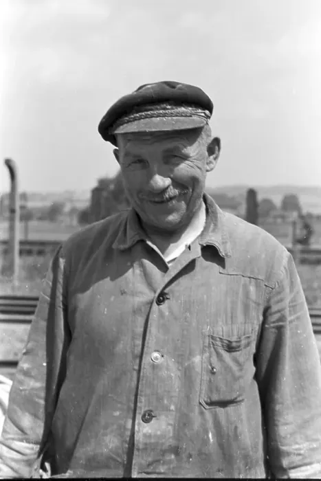 Framed Print : Witten. Handwerker bei der Arbeit, Witten, Deutsches Reich 1930er Jahre Framed Print : Witten. Handwerker bei der Arbeit, Witten, Deutsches Reich 1930er Jahre