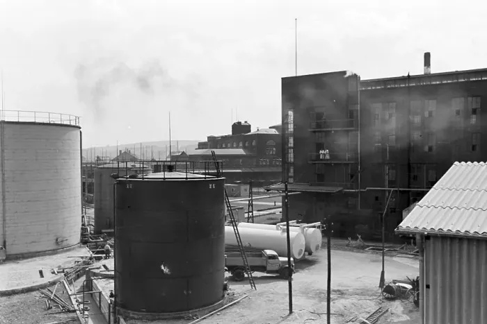 Framed Print : Witten. Eine Fabrik in Witten, Deutsches Reich 1930er Jahre Framed Print : Witten. Eine Fabrik in Witten, Deutsches Reich 1930er Jahre