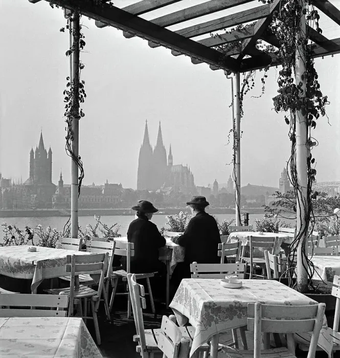 Impresión enmarcada : Köln. Dos mujeres se sientan en la gastronomía al aire libre de las terrazas Impresión enmarcada : Köln. Dos mujeres se sientan en la gastronomía al aire libre de las terrazas