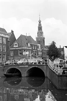 Alkmaar : Pont en Arches sur un Canal à Alkmaar, Pays-Bas 1971