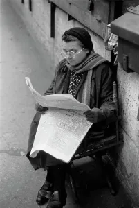 Newspaper Prints: Auf der Straße