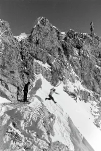 Un uomo salta in una nevicata sulla vetta della Zugspitze, 1936