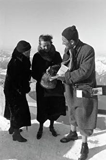 Un fotógrafo de recuerdos en la cima de Zugspitze, 1936.