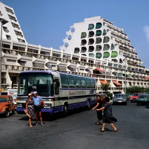 Autobahn, Autobus, Zug, Französiche Hotelanlage