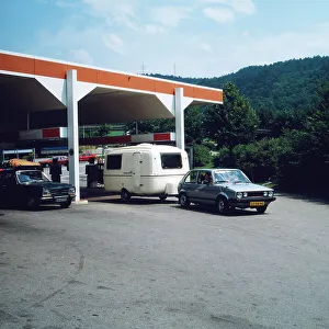 Autobahn, Autobus, Zug, Wohnwagen tankt an einer Tankstelle