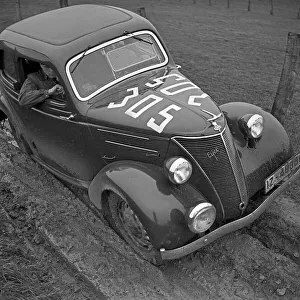 Rallye automobile avec la voiture de lentreprise Ford, appelée Eifel
