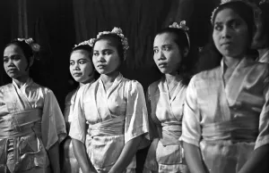 Folklore Prints: Bali Java Tanzgruppe