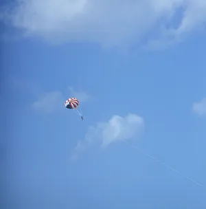 Barbados, Bridetown, Parasailing mit Motorboot-Fallschirm auf Barbadoa