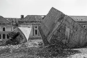 Il Führerbunker dopo la distruzione nella giardino della Nuova Cancelleria del Reich a Berlino, Germania 1945.