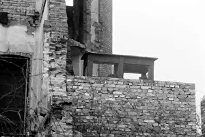 Soldati di confine seduti in un casotto di guardia a Berlino, Germania 1962
