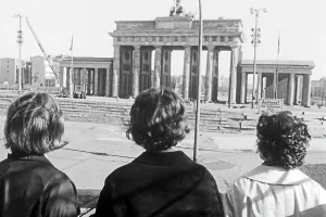 Les touristes regardent le Brandebourg séparé à Berlin, Allemagne 1962.