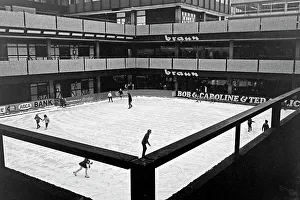 Gente si diverte su una pista di pattinaggio a rotelle a Berlino, Germania 1970.