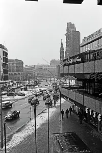 Berlín, vista de la calle Tauentzienstrasse hacia la Iglesia conmemorativa de Guillermo Kaiser en 1970.