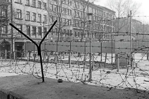 Berlin Mauer und Grenzanlagen in der Nähe der Bernauer Straße in Berlin, Germania 1963.