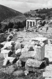 : Blick auf das Schatzhaus der Athener in Delphi, Griechenland