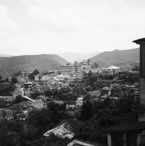 Drucke von Ein Blick auf die historische Stadt Ouro Preto in Brasilien, 1966 - ihre malerischen Straßen und Gebäude erzählen eine Geschichte von Kultur und Tradition Hanna Seidel Drucke: Blick auf die Stadt Ouro Preto, Brasilien 1966