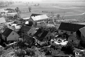 Vista desde la torre del campanario de la iglesia protestante hasta el pueblo Horka, Alemania 1949.