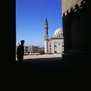 Blick durch eine Gasse auf die Sultan Hassan Moschee am Salah ed Din Platz in Kairo